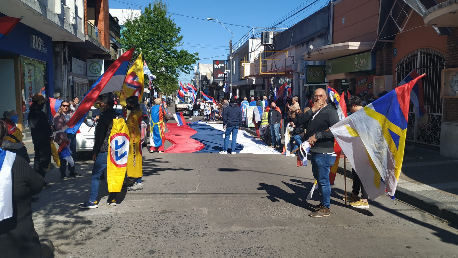 Frente Amplio realizó cierre de campaña con banderazo y acto final. (13).jpg